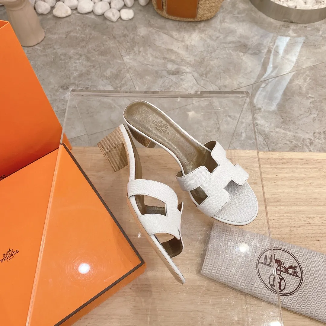 👟👟Ex-factory price 300👟👟 Genuine leather sole +40 🦄Hermès "Palm Print" has added new color sandals, "Year-round shipment" with three-dimensional concave and convex feeling on the classic "H" upper... It is a must-have item in your wardrobe, and it is magically versatile in this summer! This model fully demonstrates the classic Hermès style "palm print". Classic calfskin material ~ imported sheepskin. Lining 🐎Size: 34~42. Heel height ② type: low heel 1.5cm. Medium heel 4.5cm. Genuine leather sole +40 rubber sole.